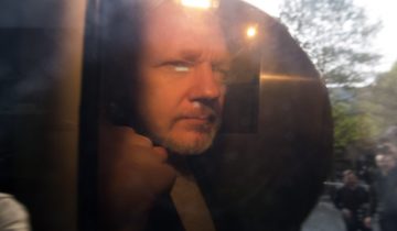 Près d'un an de prison pour Assange