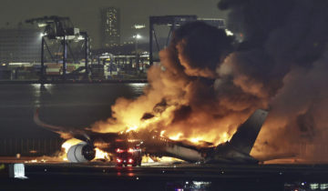 La collision de deux avions à Tokyo-Haneda fait cinq morts